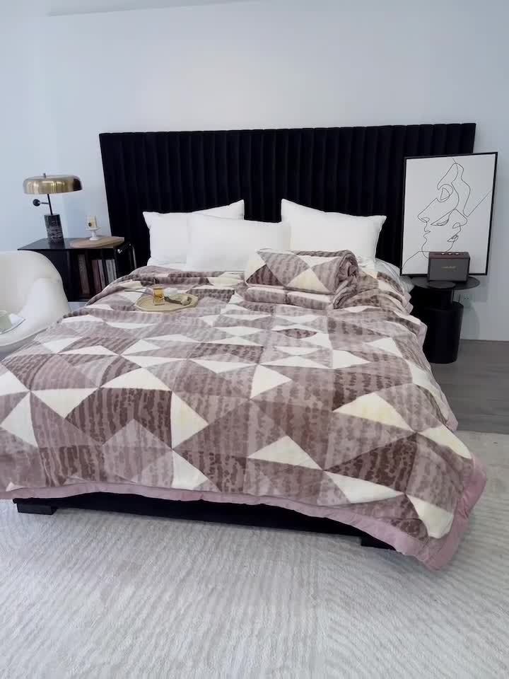 91家纺网 家纺一手货源 找家纺 缔缦 2022新款More design毛毯 兔绒毯 紫豆沙