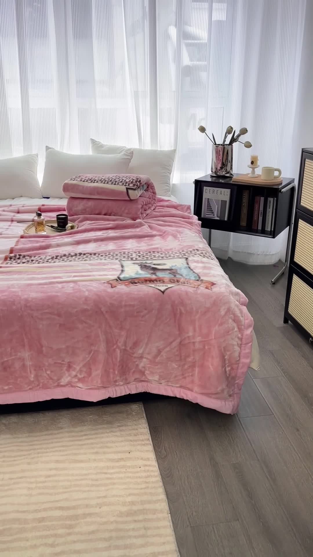 91家纺网 家纺一手货源 找家纺 缔缦 2022新款More design毛毯 云丝毯 粉色