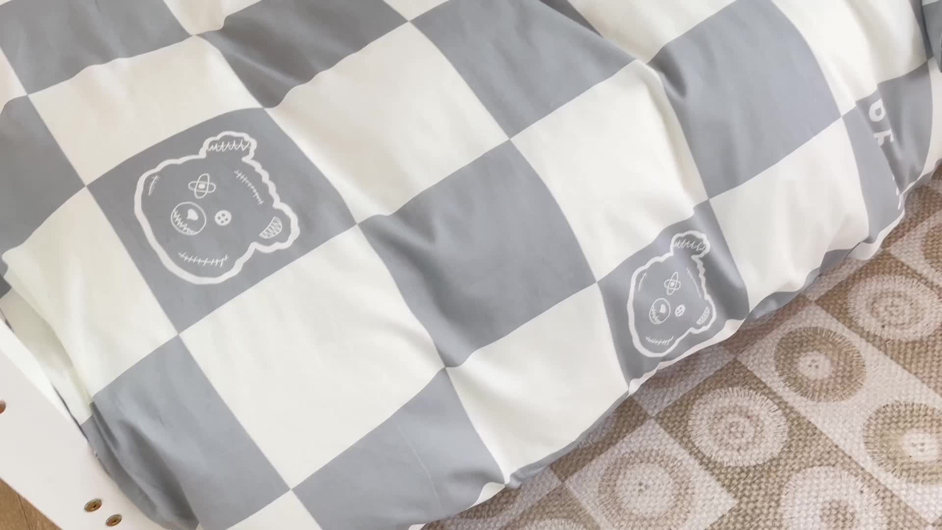 91家纺网 家纺一手货源 找家纺 昔可 2022新款开学季全棉卡通印花学生三件套 灰格熊