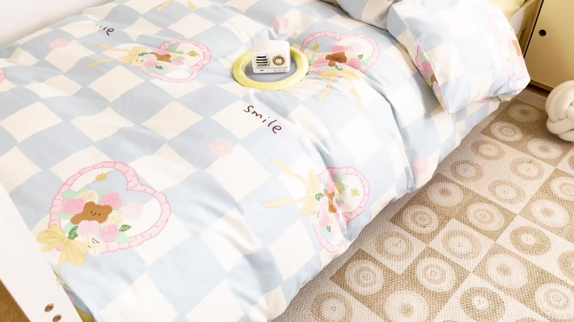 91家纺网 家纺一手货源 找家纺 昔可 2022新款开学季全棉卡通印花学生三件套 蓝格爱心熊