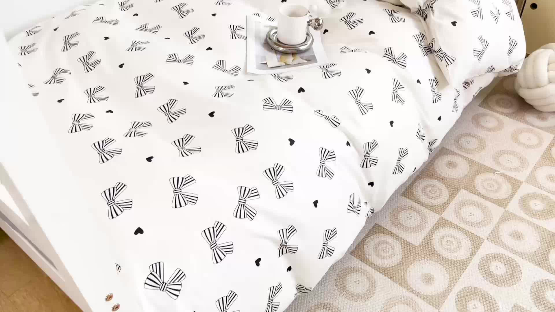 91家纺网 家纺一手货源 找家纺 昔可 2022新款开学季全棉卡通印花学生三件套 黑白爱心蝴蝶结