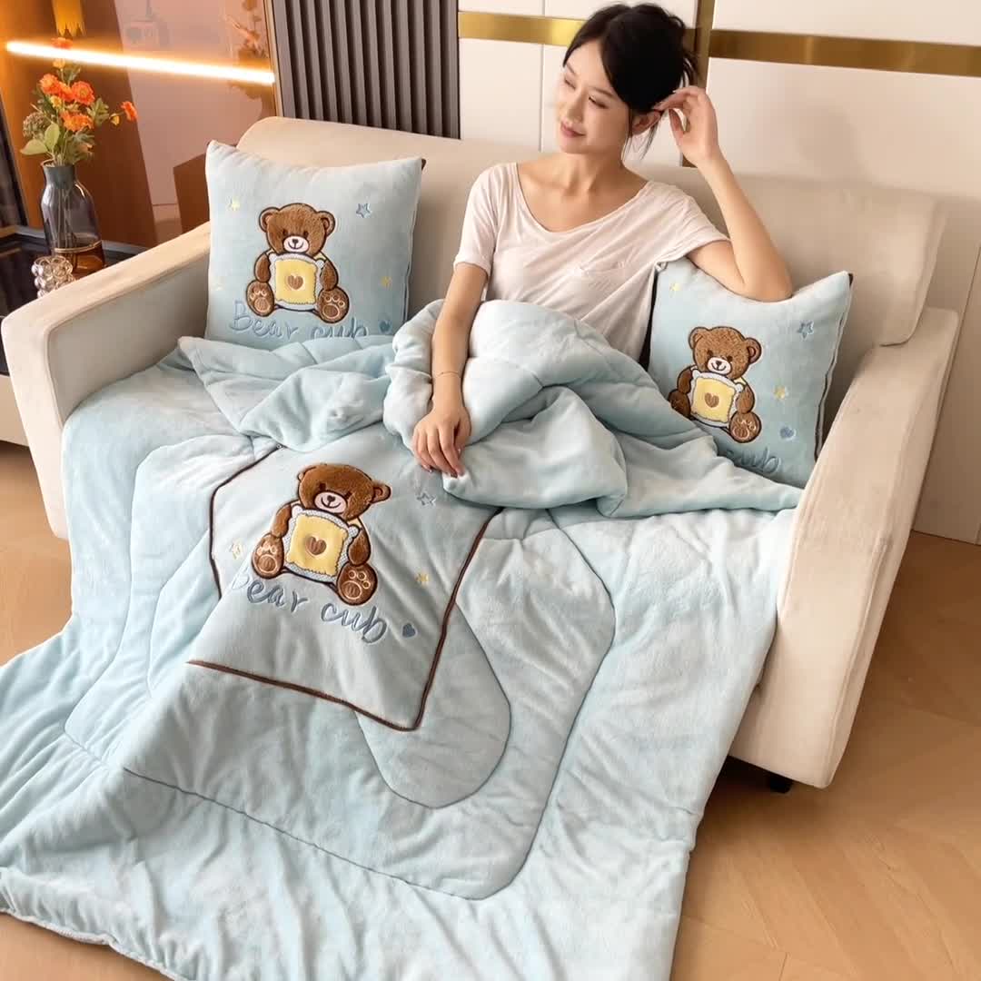 91家纺网 家纺一手货源 找家纺 阳光依佰2022新款牛奶绒多功能抱枕被系列-艾尼熊 天蓝