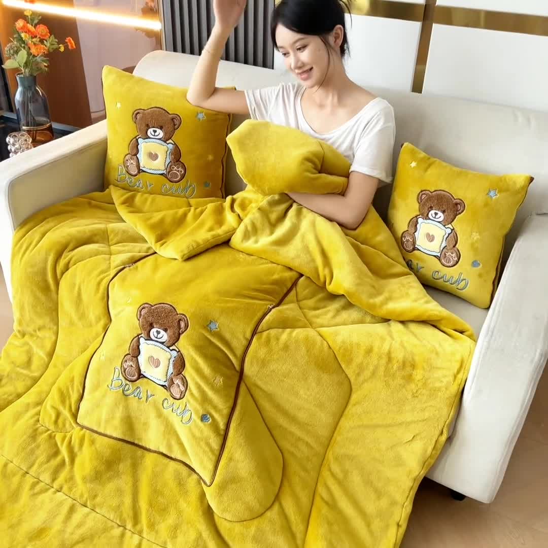 91家纺网 家纺一手货源 找家纺 阳光依佰2022新款牛奶绒多功能抱枕被系列-艾尼熊 明黄