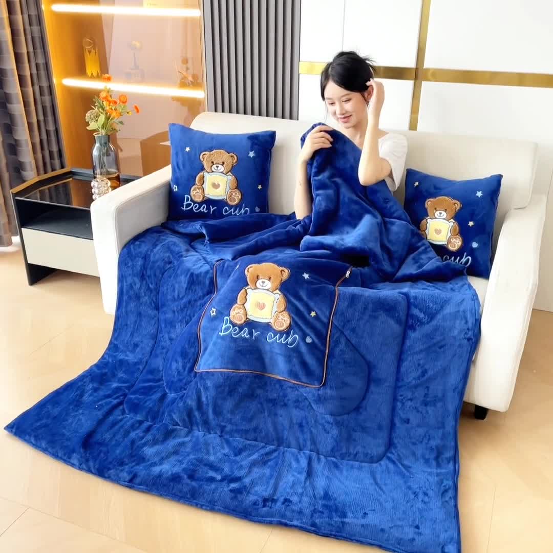 91家纺网 家纺一手货源 找家纺 阳光依佰2022新款牛奶绒多功能抱枕被系列-艾尼熊 藏蓝