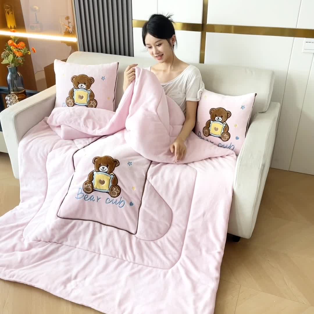 91家纺网 家纺一手货源 找家纺 阳光依佰2022新款牛奶绒多功能抱枕被系列-艾尼熊 粉玉