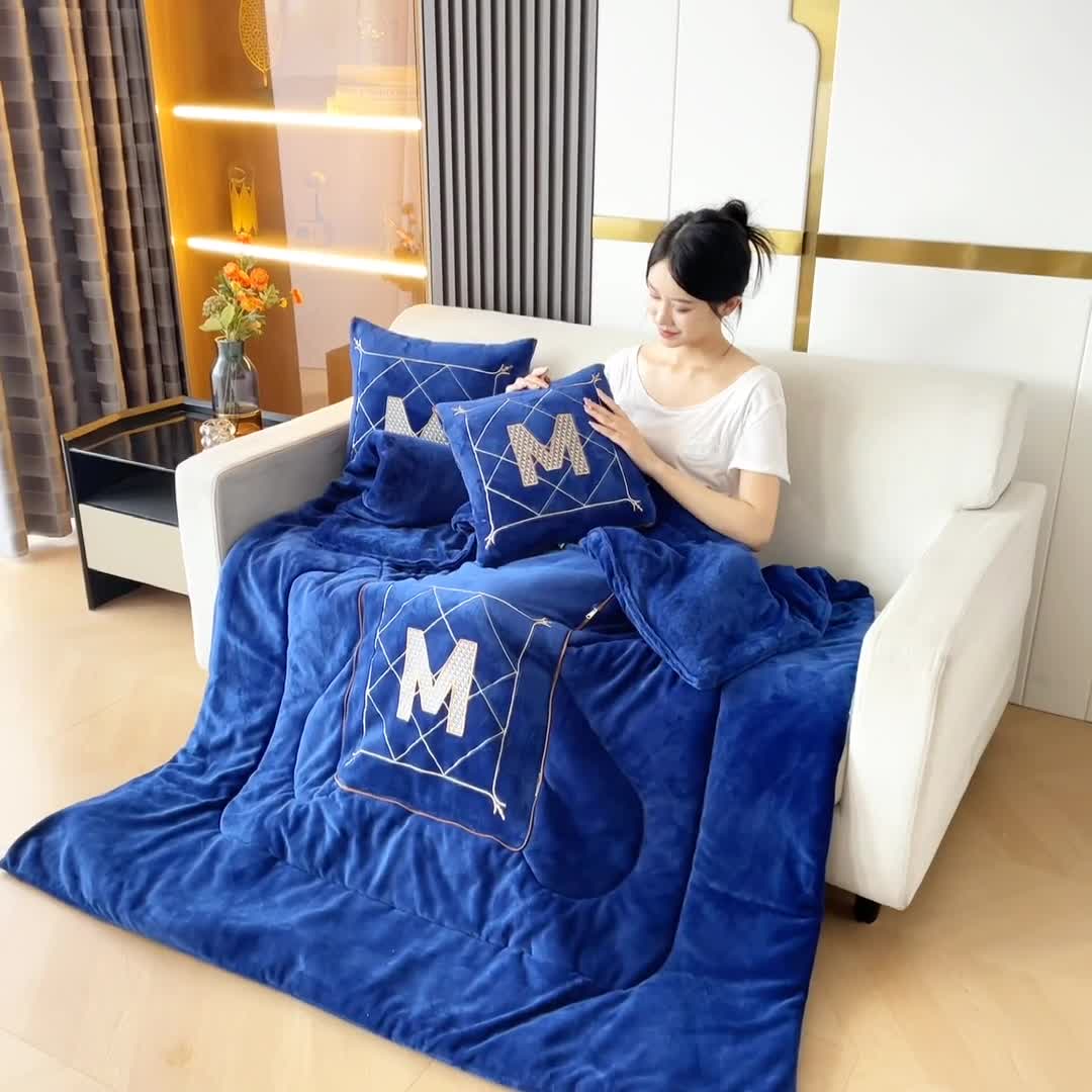 91家纺网 家纺一手货源 找家纺 阳光依佰2022新款牛奶绒多功能抱枕被系列-字母M 藏蓝