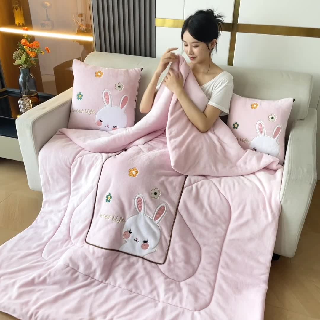 91家纺网 家纺一手货源 找家纺 阳光依佰2022新款牛奶绒多功能抱枕被系列-萌小兔 粉玉