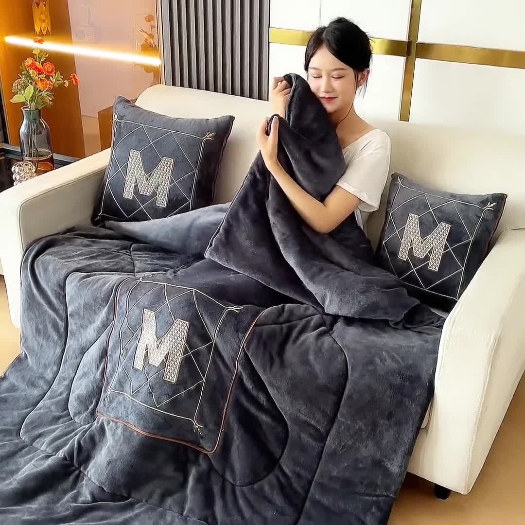 91家纺网 家纺一手货源 找家纺 （总）阳光依佰2022新款牛奶绒多功能抱枕被系列-字母M
