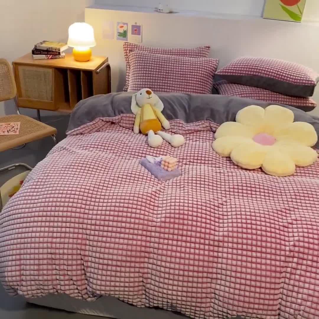 91家纺网 家纺一手货源 找家纺 慕澄 2024新款牛奶绒剪花简约款四件套 简约-红