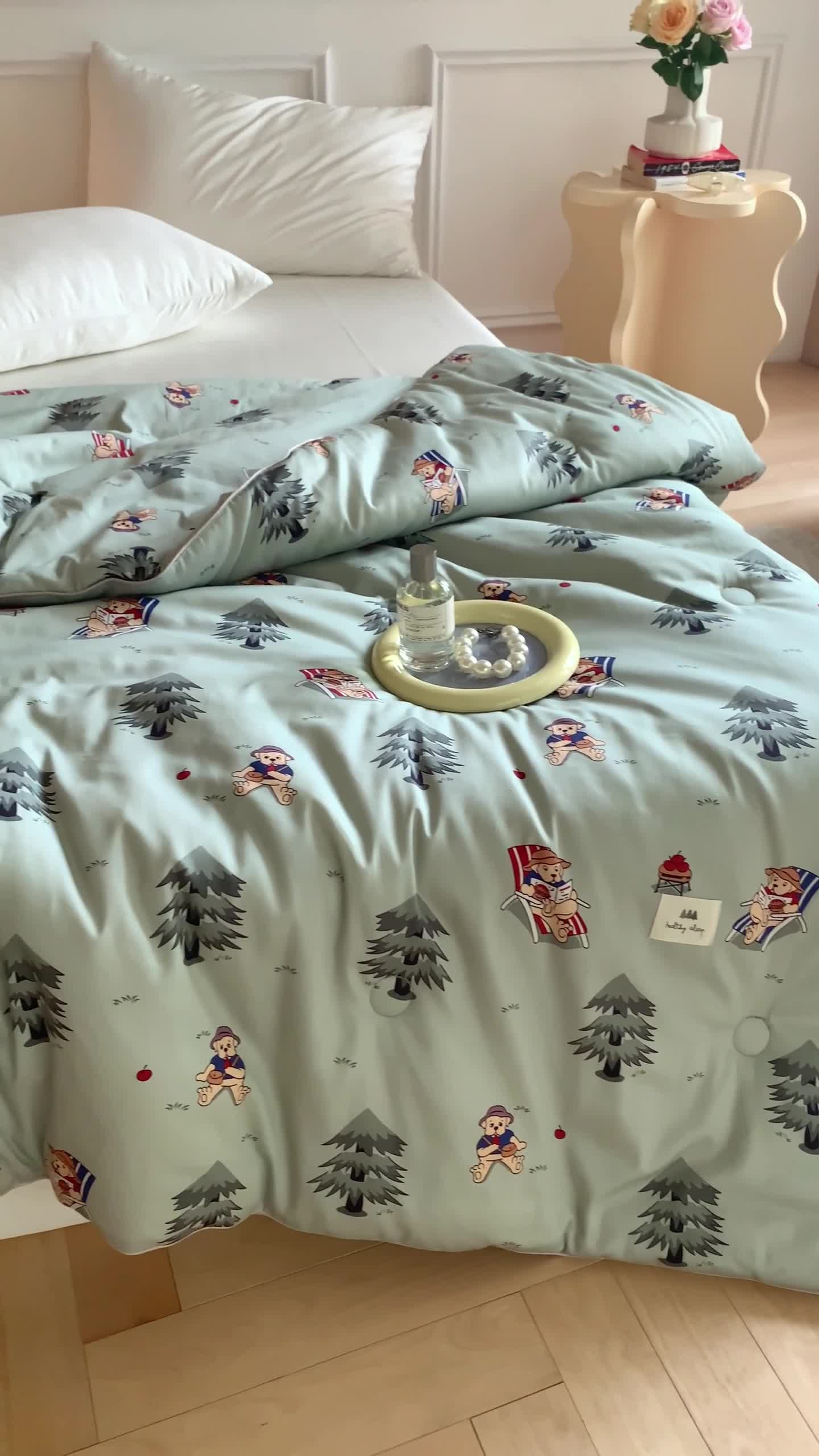 91家纺网 家纺一手货源 找家纺 汇庭 2022新款60s数码印花春秋被 沙滩熊