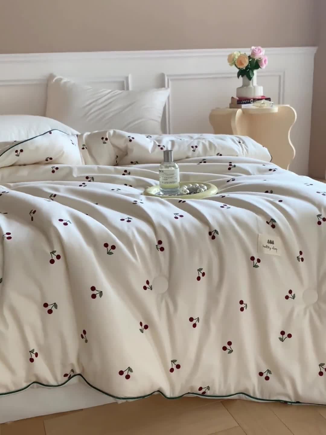 91家纺网 家纺一手货源 找家纺 汇庭 2022新款60s数码印花春秋被 小樱桃