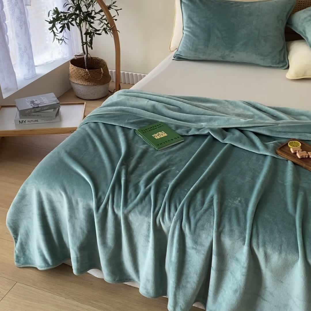 91家纺网 家纺一手货源 找家纺 2025新款320g金貂绒亲肤盖毯加厚纯色珊瑚绒素色法兰绒毯子外贸高端款薄荷绿