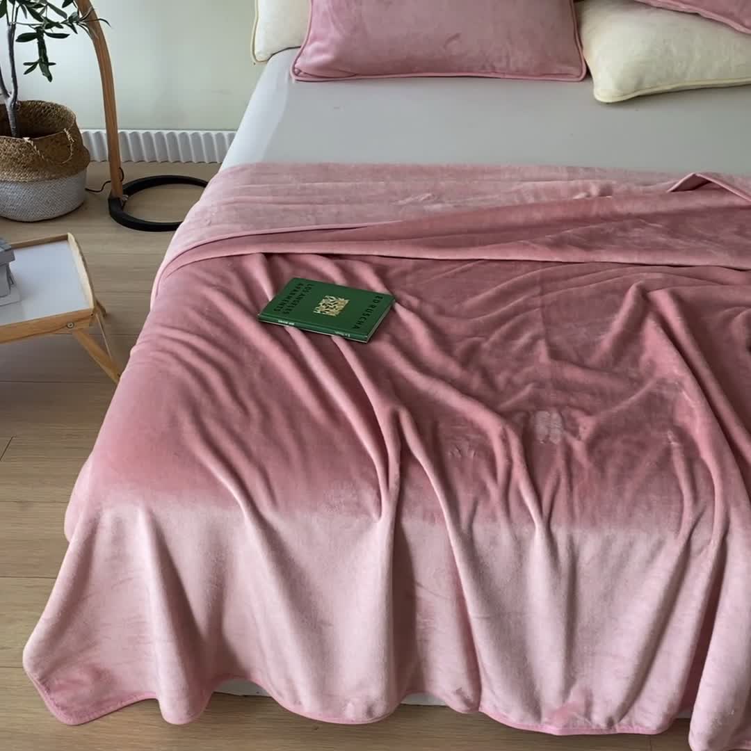 91家纺网 家纺一手货源 找家纺 2025新款320g金貂绒亲肤盖毯加厚纯色珊瑚绒素色法兰绒毯子外贸高端款豆沙