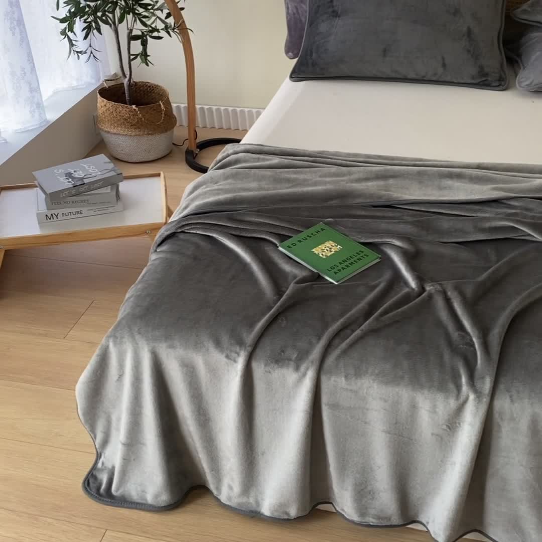 91家纺网 家纺一手货源 找家纺 2025新款320g金貂绒亲肤盖毯加厚纯色珊瑚绒素色法兰绒毯子外贸高端款深灰