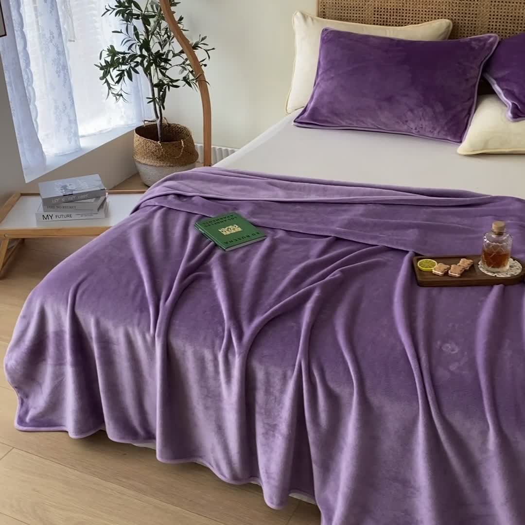 91家纺网 家纺一手货源 找家纺 2025新款320g金貂绒亲肤盖毯加厚纯色珊瑚绒素色法兰绒毯子外贸高端款浅紫