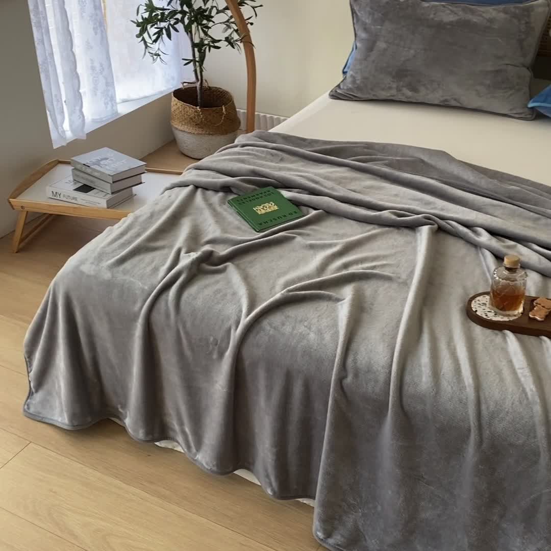 91家纺网 家纺一手货源 找家纺 2025新款320g金貂绒亲肤盖毯加厚纯色珊瑚绒素色法兰绒毯子外贸高端款浅灰