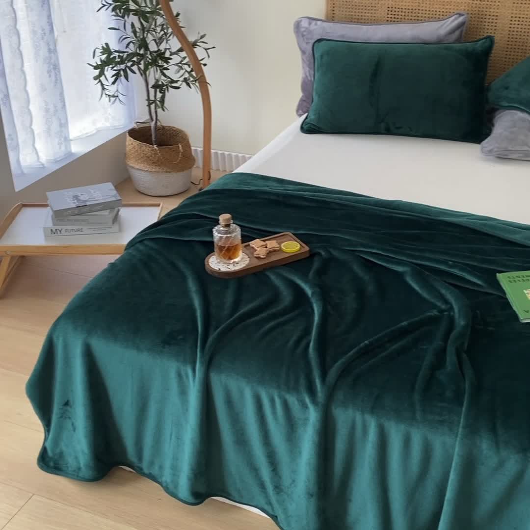 91家纺网 家纺一手货源 找家纺 2025新款320g金貂绒亲肤盖毯加厚纯色珊瑚绒素色法兰绒毯子外贸高端款墨绿