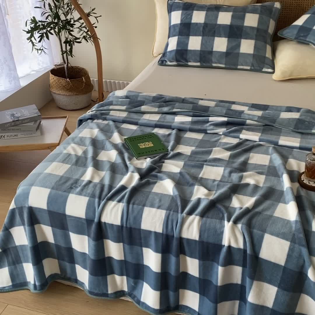 91家纺网 家纺一手货源 找家纺 2025新款320g金貂绒亲肤盖毯加厚印花珊瑚绒素色法兰绒毯子外贸高端款蓝方格