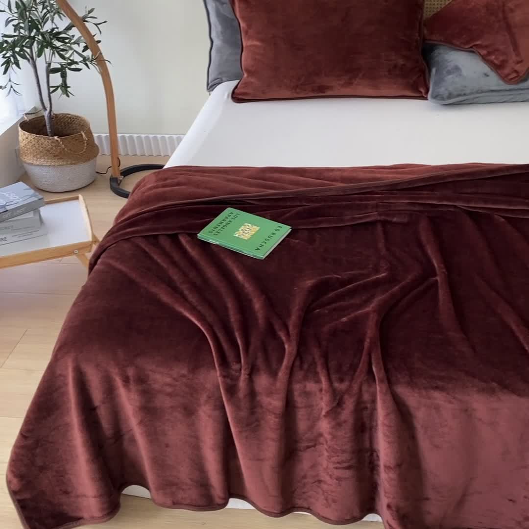 91家纺网 家纺一手货源 找家纺 2025新款320g金貂绒亲肤盖毯加厚纯色珊瑚绒素色法兰绒毯子外贸高端款咖啡