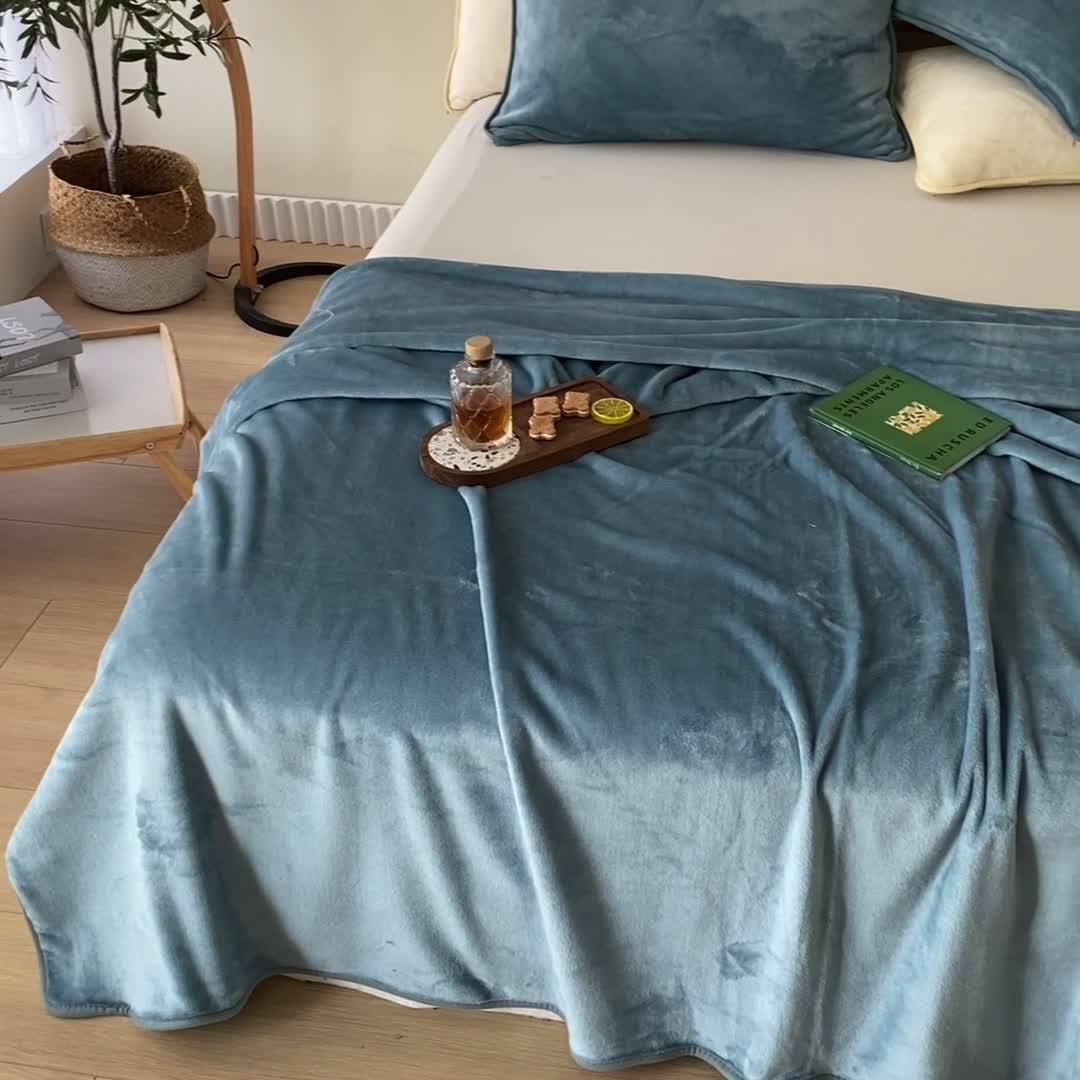 91家纺网 家纺一手货源 找家纺 2025新款320g金貂绒亲肤盖毯加厚纯色珊瑚绒素色法兰绒毯子外贸高端款灰蓝