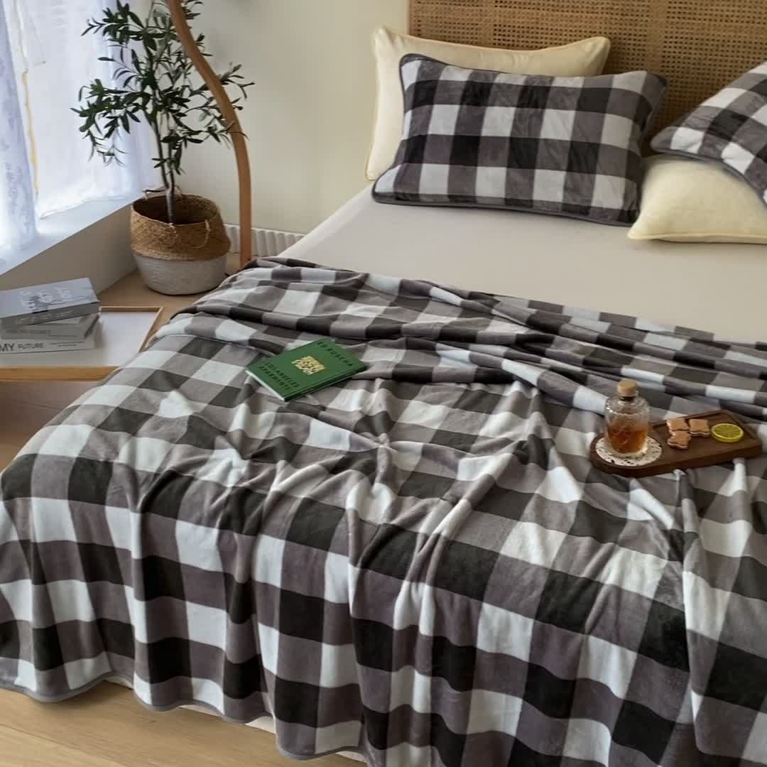 91家纺网 家纺一手货源 找家纺 2025新款320g金貂绒亲肤盖毯加厚纯色珊瑚绒素色法兰绒毯子外贸高端款灰方格