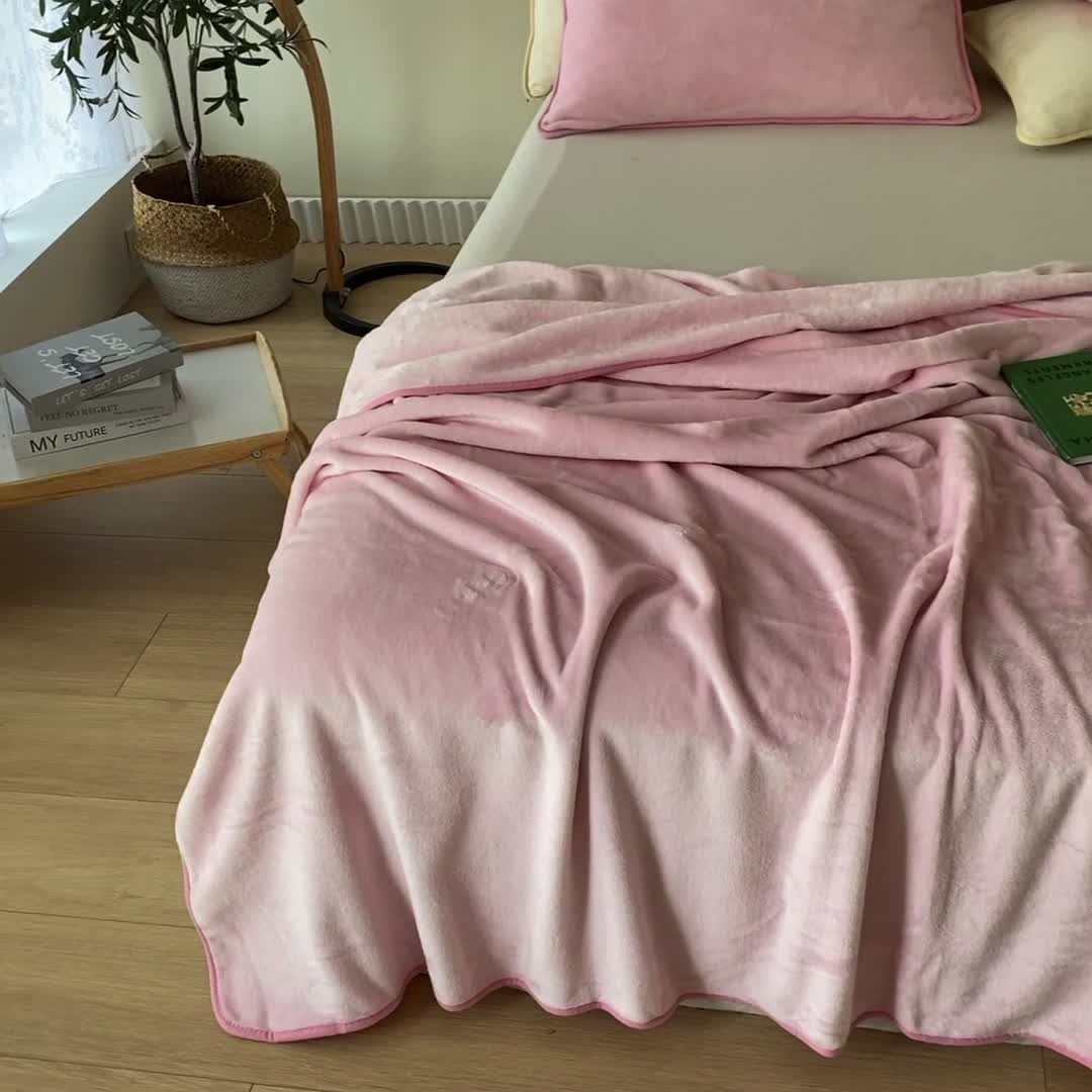 91家纺网 家纺一手货源 找家纺 2025新款320g金貂绒亲肤盖毯加厚纯色珊瑚绒素色法兰绒毯子外贸高端款粉色