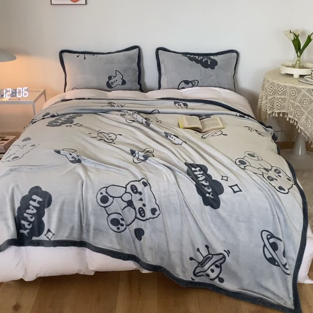 91家纺网 家纺一手货源 找家纺 来菲毛毯 2025新款背印剪花牛奶绒毛毯加厚双层毯子不掉毛高端毯子灰蓝熊