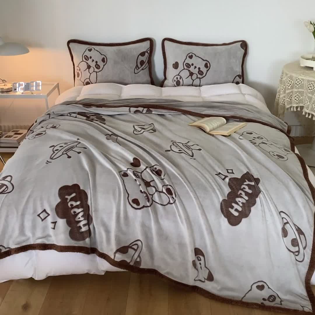 91家纺网 家纺一手货源 找家纺 来菲毛毯 2025新款背印剪花牛奶绒毛毯加厚毯子不掉毛高端毯子咖啡熊