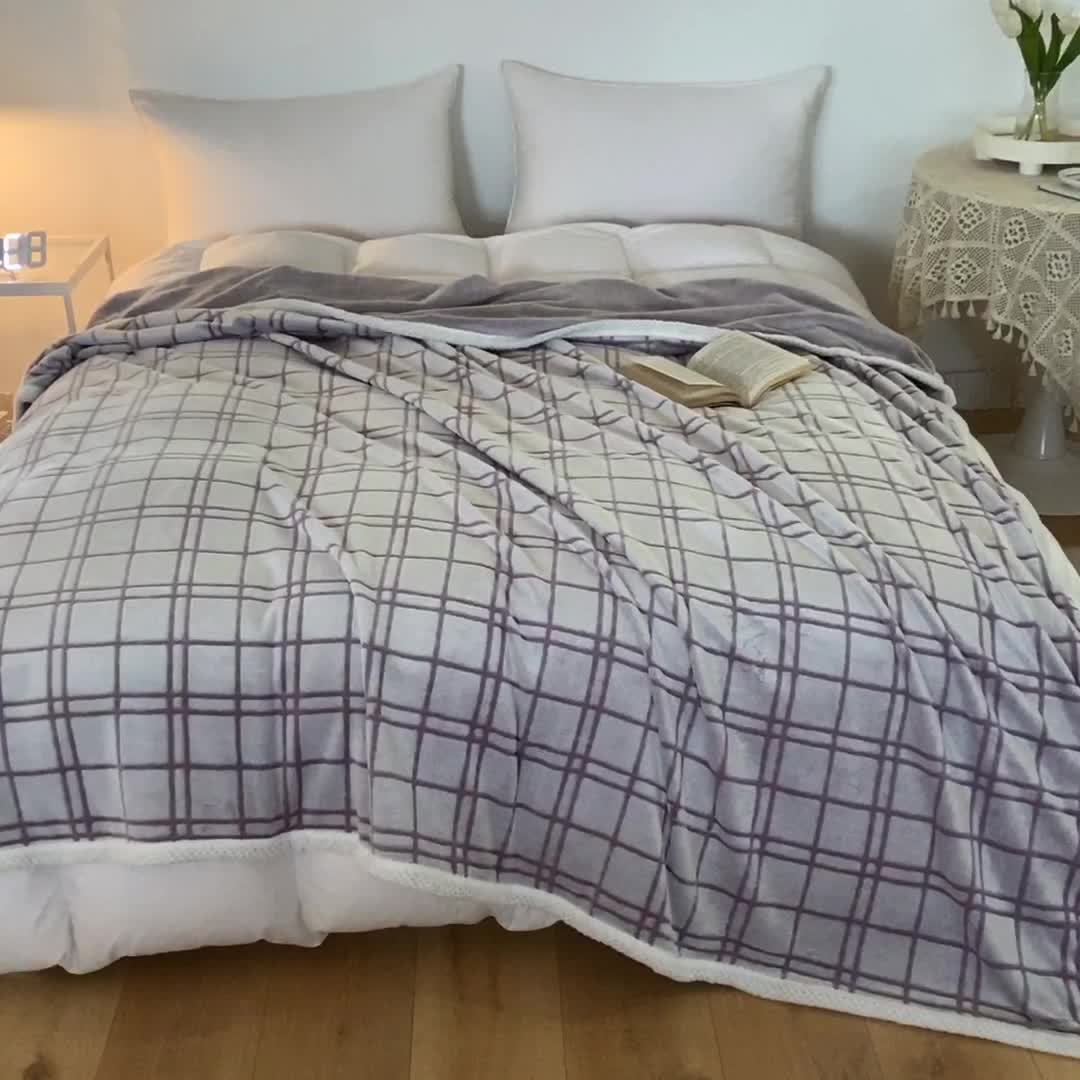 91家纺网 家纺一手货源 找家纺 来菲毛毯 2025新款背印剪花牛奶绒珊瑚绒法兰绒毛毯 紫格子