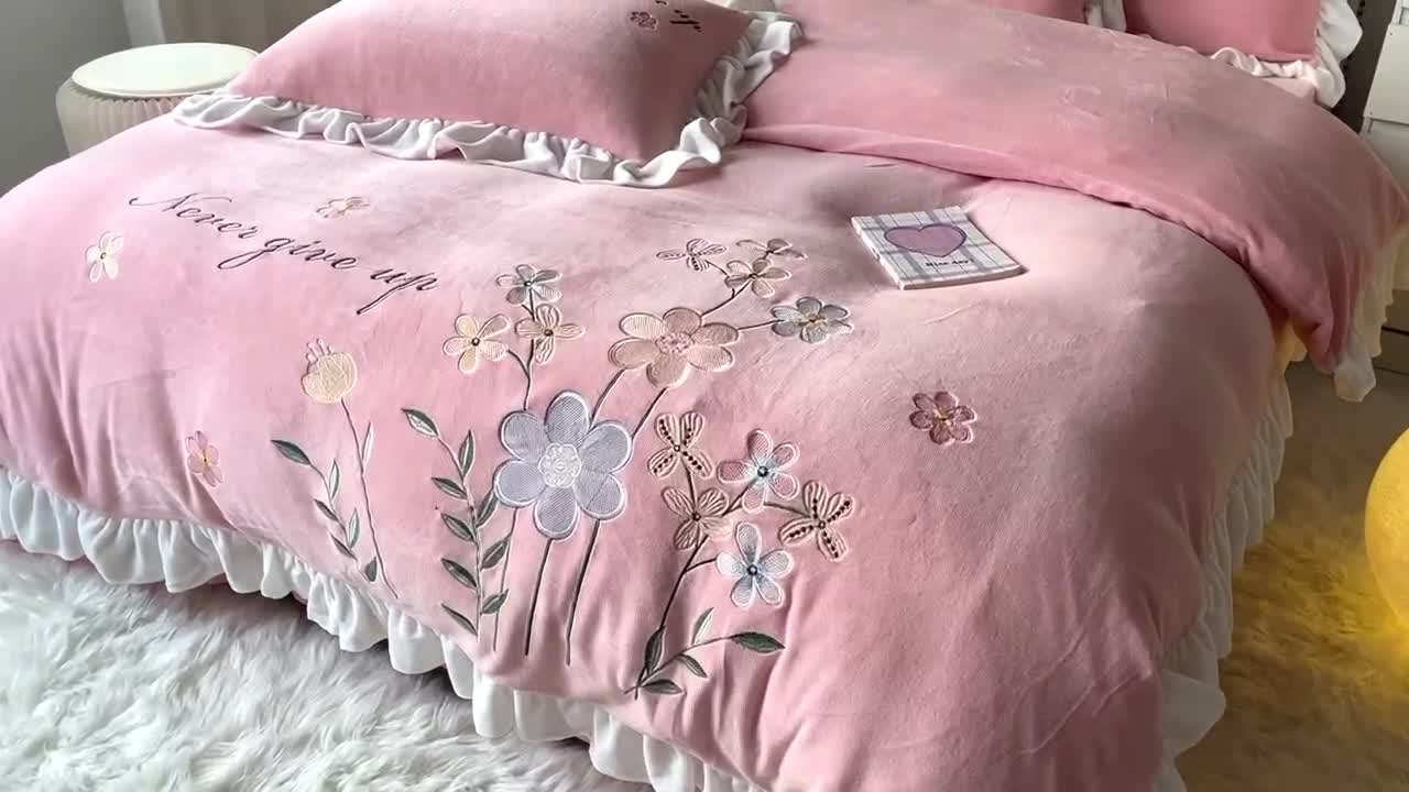 91家纺网 家纺一手货源 找家纺 凯美2022新款牛奶绒四件套花镜系列 粉玉