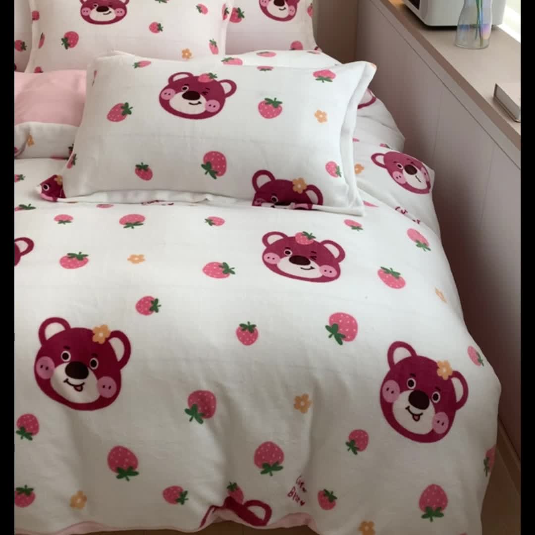 91家纺网 家纺一手货源 找家纺 川悦生活2022供货高克重小清新牛奶绒印花四件套 草莓小花熊