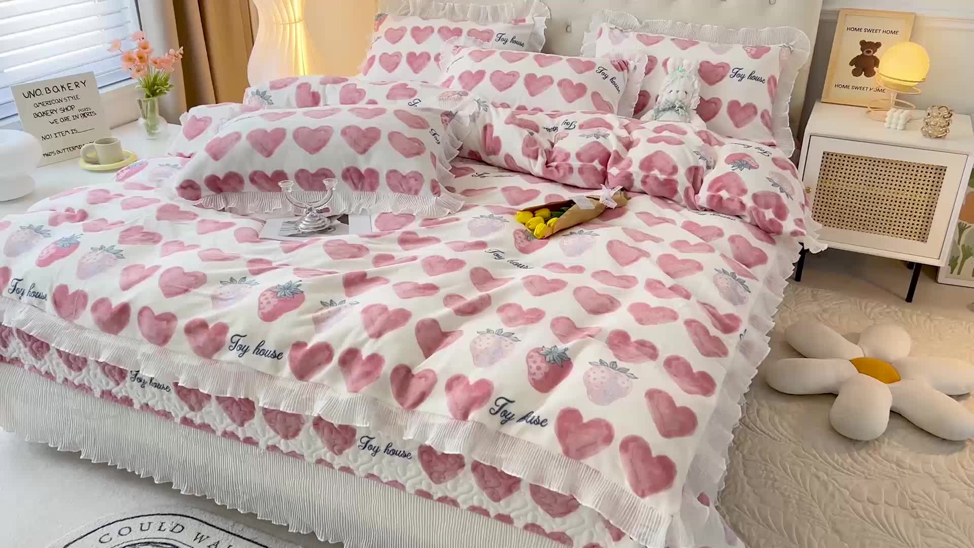 91家纺网 家纺一手货源 找家纺 澳梵  2022新款牛奶绒印花床盖三件套四件套 草莓多多