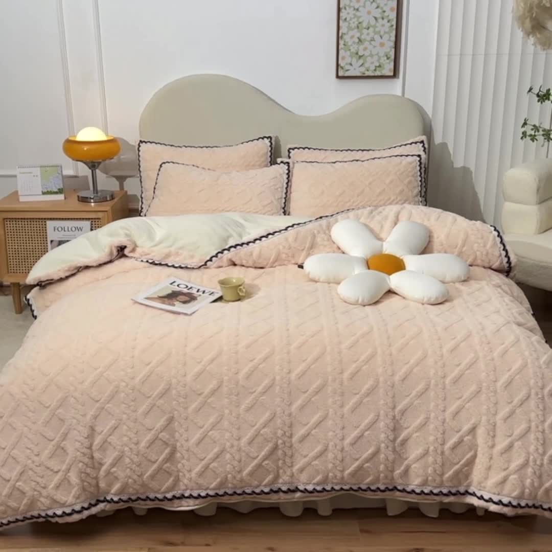 91家纺网 家纺一手货源 找家纺 绒兔兔 2022新款秋冬舒棉绒韩版床裙床单四件套 樱花粉