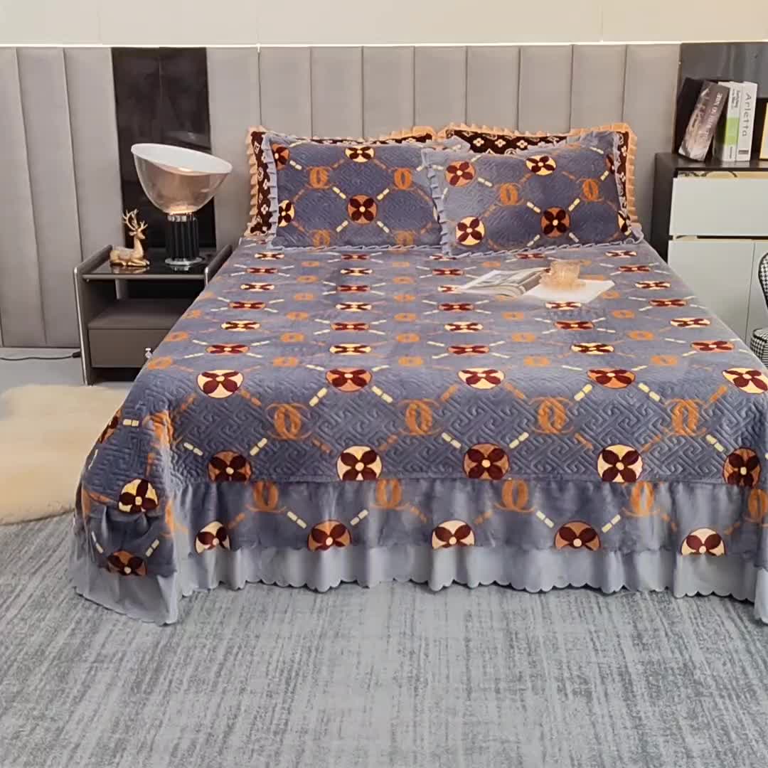 91家纺网 家纺一手货源 找家纺 羋多 2023新款轻奢牛奶绒印花夹棉床裙三件套 潮牌字母