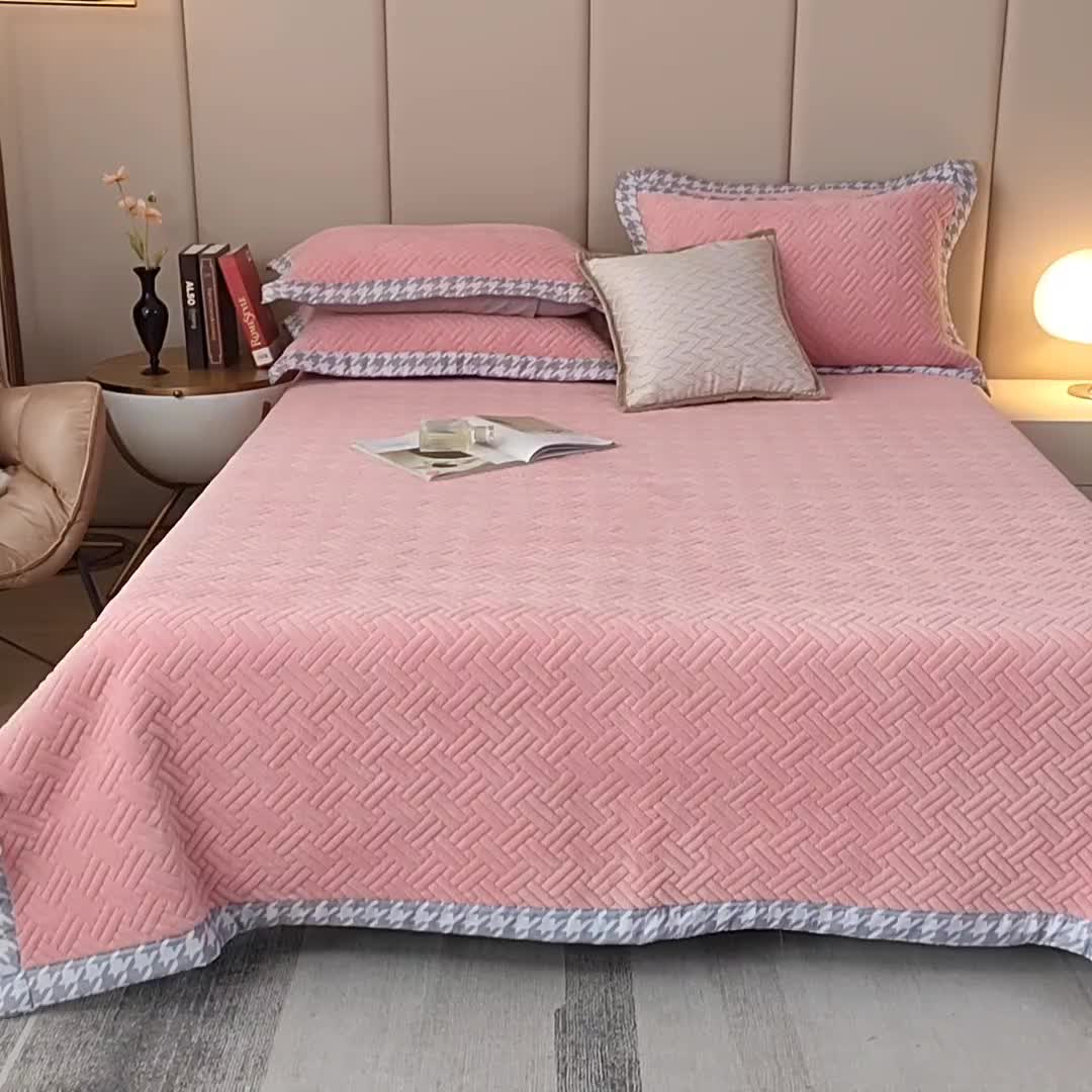 91家纺网 家纺一手货源 找家纺 羋多 2023新款数码边素色牛奶绒床盖三件套 黛雅粉