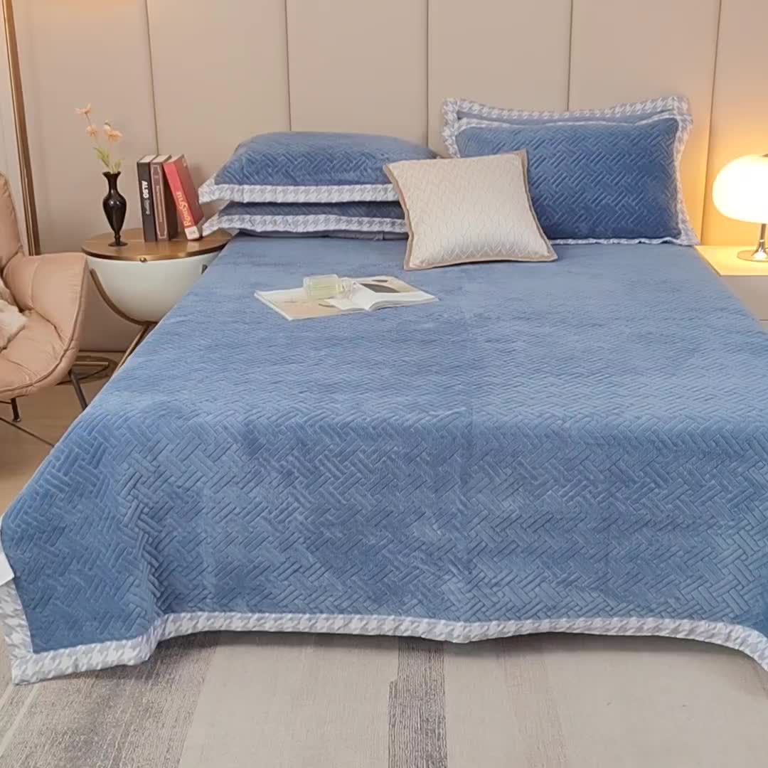 91家纺网 家纺一手货源 找家纺 羋多 2023新款数码边素色牛奶绒床盖三件套 轻奢蓝