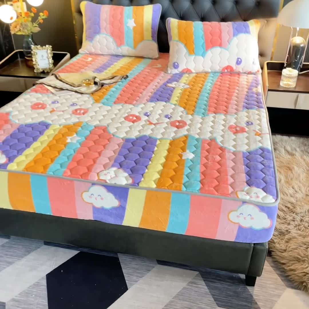 91家纺网 家纺一手货源 找家纺 情煊 2022新款牛奶绒印花单品夹棉床笠 云朵之恋