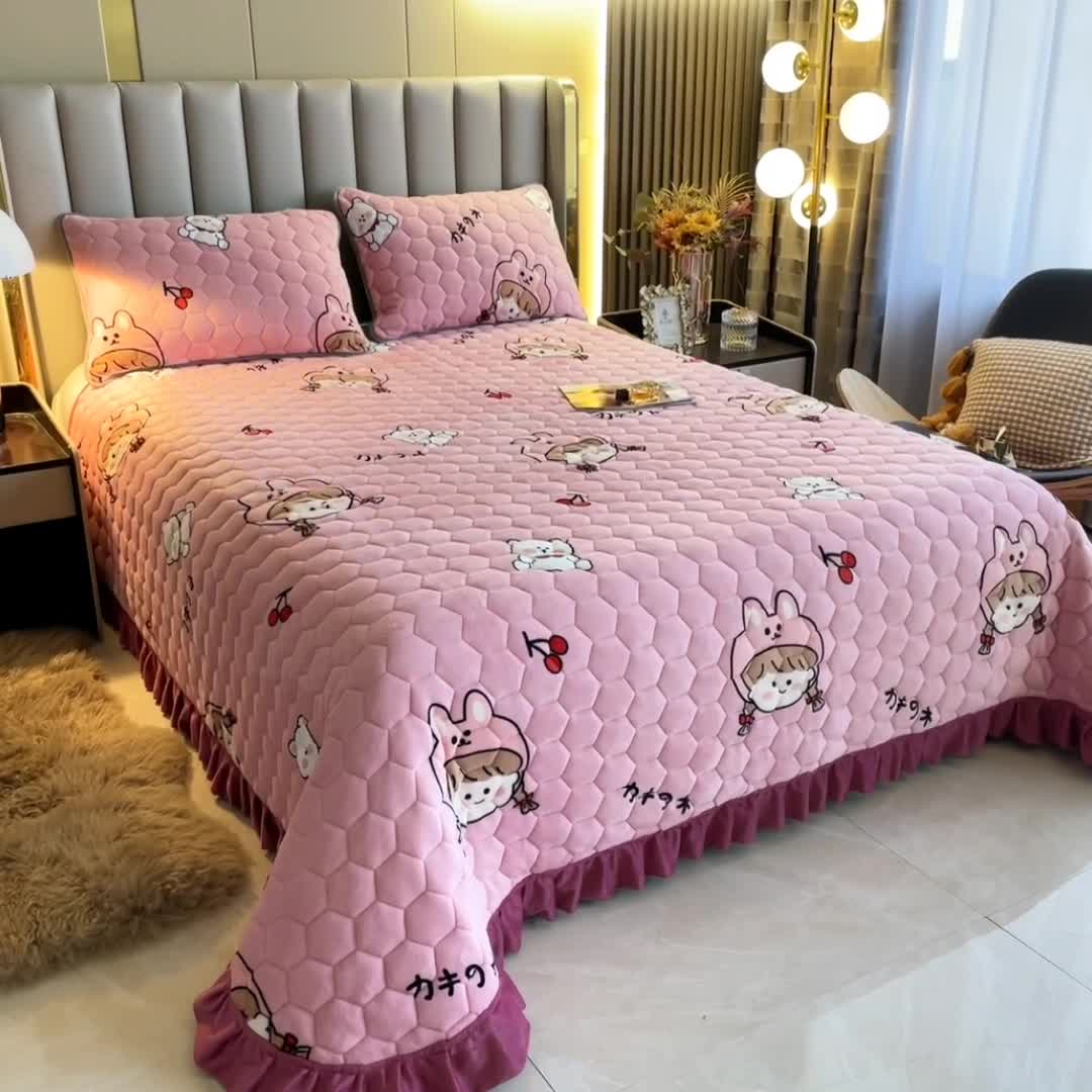 91家纺网 家纺一手货源 找家纺 情煊家纺 2022新款牛奶绒印花单品夹棉床盖 少女心事