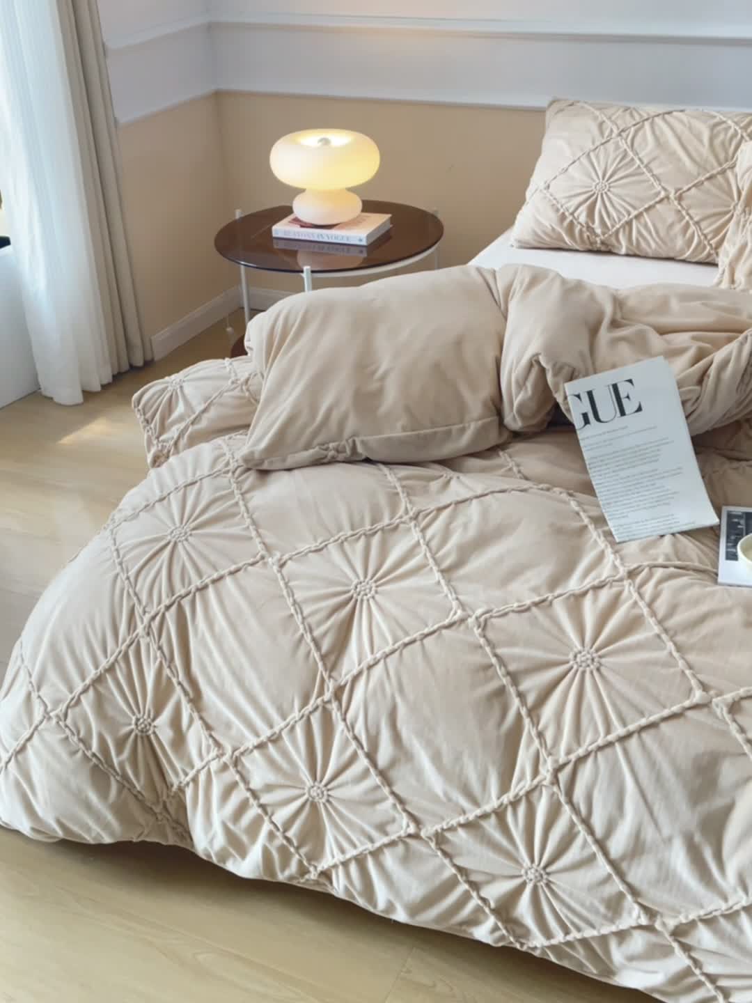 91家纺网 家纺一手货源 找家纺 玛奇朵 2022新款德芙绒立体揪花四件套--罗莎系列 罗莎-奶茶色