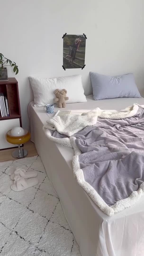 91家纺网 家纺一手货源 找家纺 六巷胡同 2022新款山茶花牛奶绒拼羊羔绒毯 淡紫