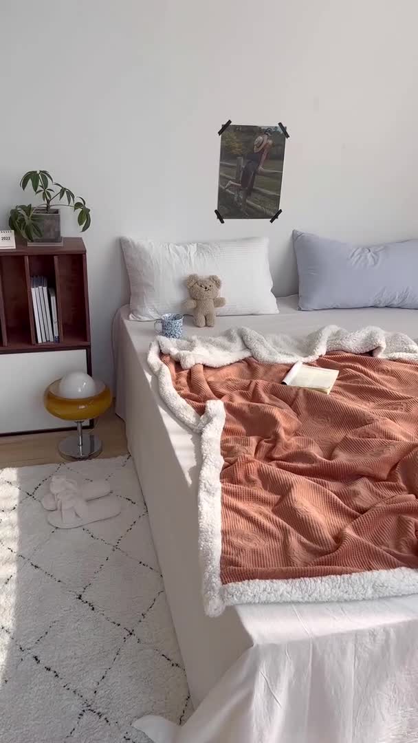 91家纺网 家纺一手货源 找家纺 六巷胡同 2022新款山茶花牛奶绒拼羊羔绒毯 焦糖