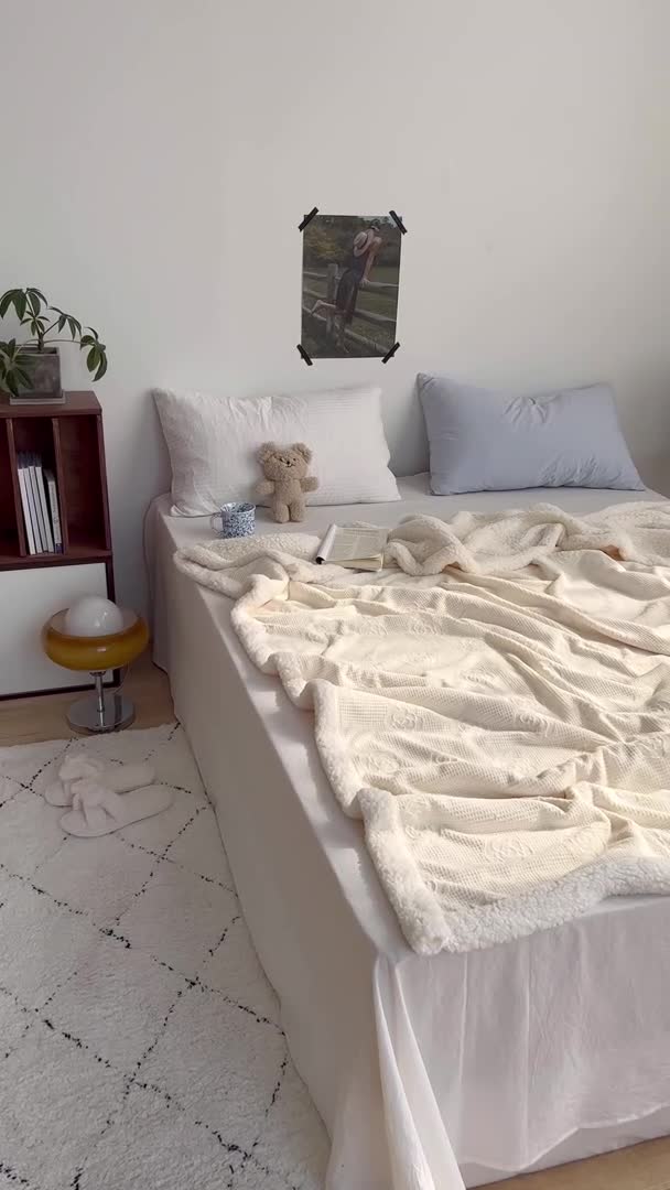 91家纺网 家纺一手货源 找家纺 六巷胡同 2022新款山茶花牛奶绒拼羊羔绒毯 奶黄