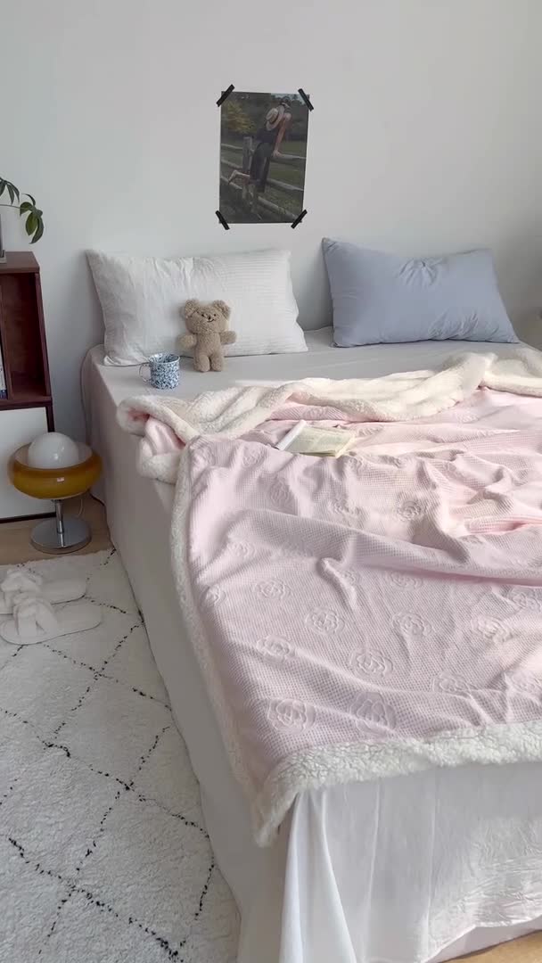 91家纺网 家纺一手货源 找家纺 六巷胡同 2022新款山茶花牛奶绒拼羊羔绒毯 嫩粉