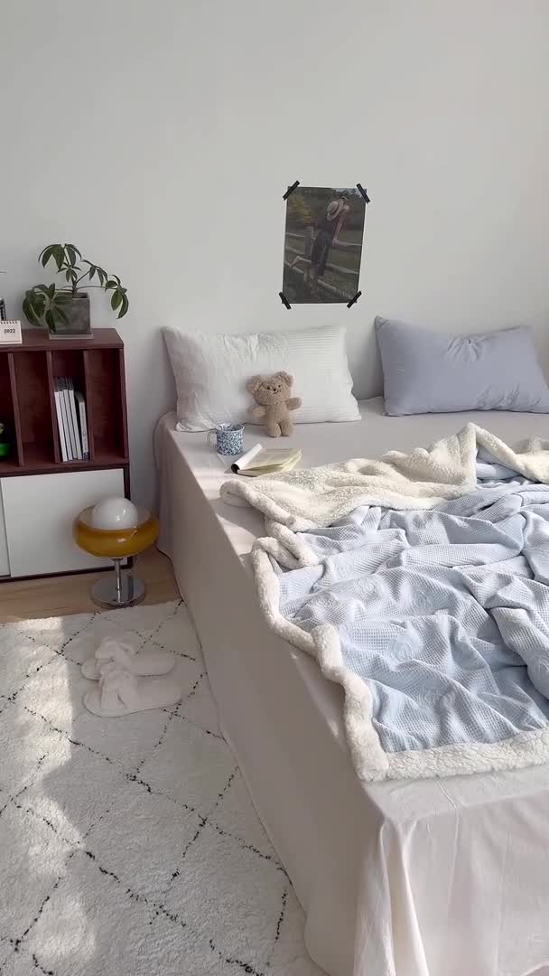 91家纺网 家纺一手货源 找家纺 六巷胡同 2022新款山茶花牛奶绒拼羊羔绒毯 浅蓝