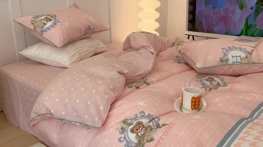 91家纺网 家纺一手货源 找家纺 昔可2022新款嵌绳全棉四件套组图二 粉千鸟格熊