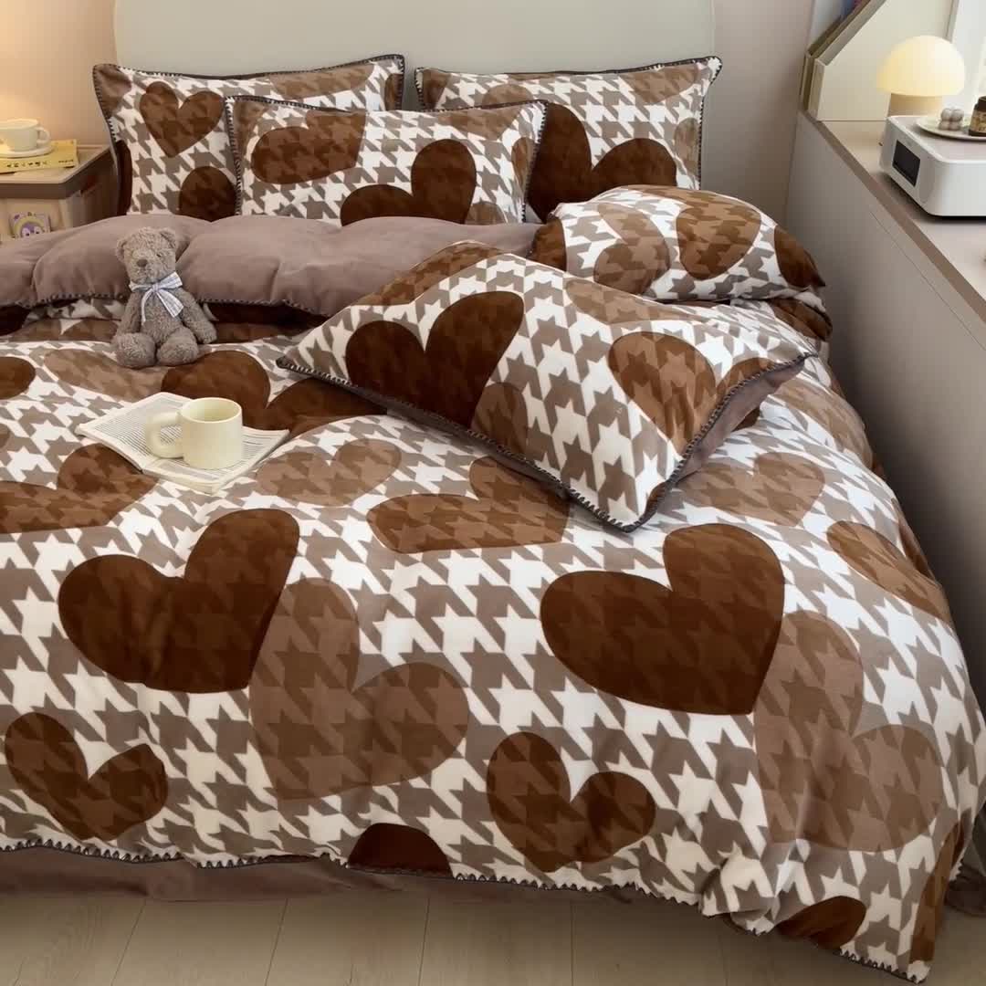 91家纺网 家纺一手货源 找家纺 安哆啦 新款贝壳边工艺牛奶绒珊瑚绒四件套单被套 爱心千鸟格