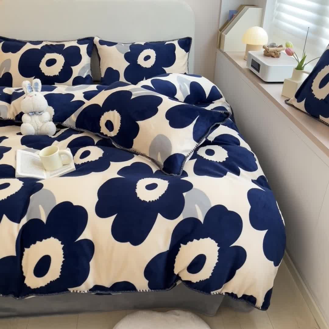 91家纺网 家纺一手货源 找家纺 安哆啦 新款贝壳边工艺牛奶绒珊瑚绒四件套单被套 复古蓝花