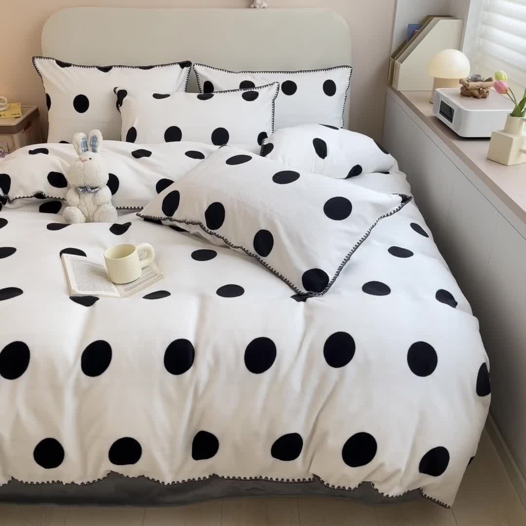 91家纺网 家纺一手货源 找家纺 安哆啦 新款贝壳边工艺牛奶绒珊瑚绒四件套单被套 黑白波点