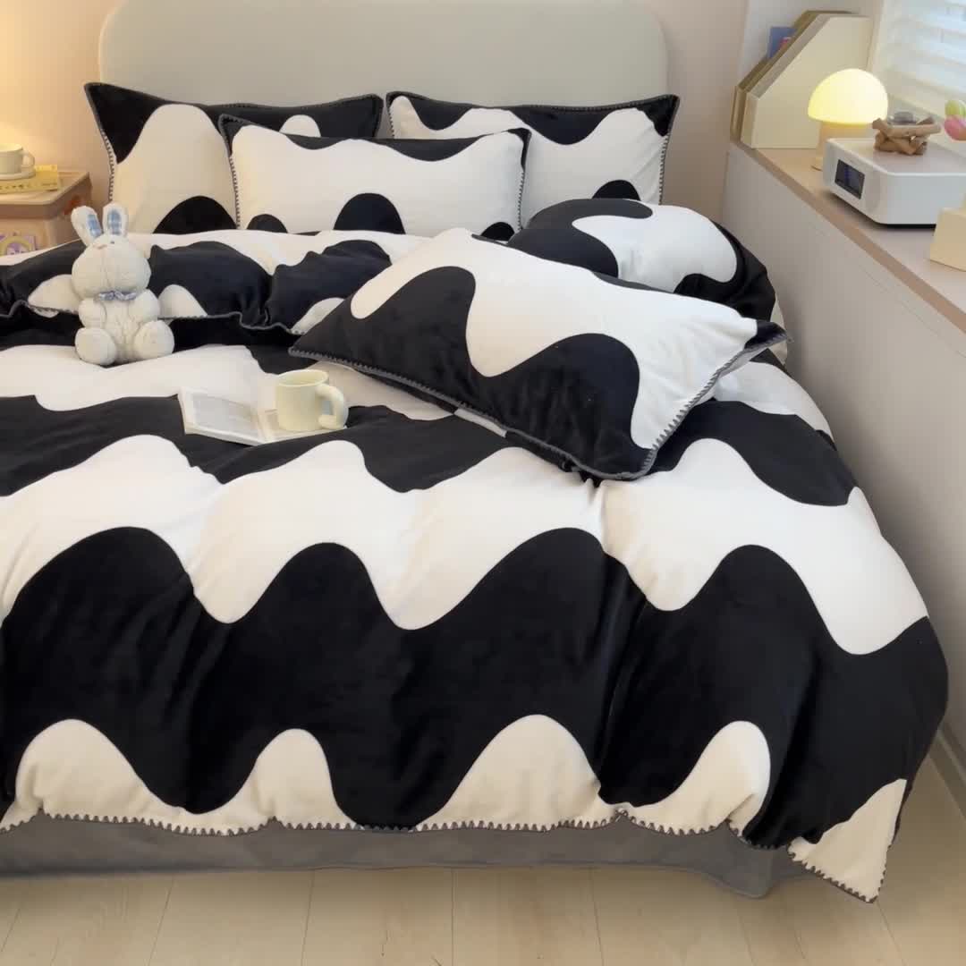 91家纺网 家纺一手货源 找家纺 安哆啦 新款贝壳边工艺牛奶绒珊瑚绒四件套单被套 黑色大波浪