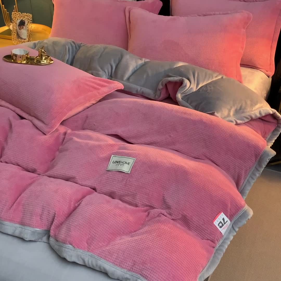 91家纺网 家纺一手货源 找家纺 小牛席业 2022新款雕花牛奶绒四件套 华夫格牛奶绒（粉色）